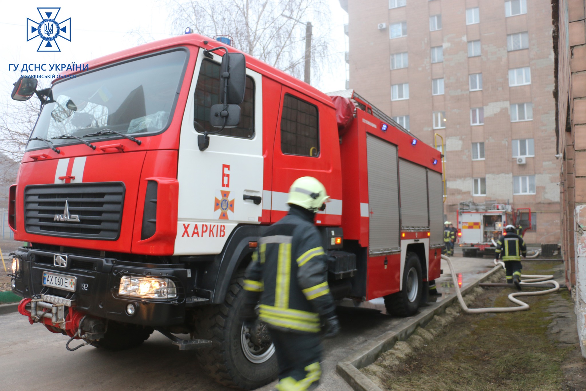 В Харькове бойцы ГСЧС спасли из горящей девятиэтажки десятерых человек (фото)