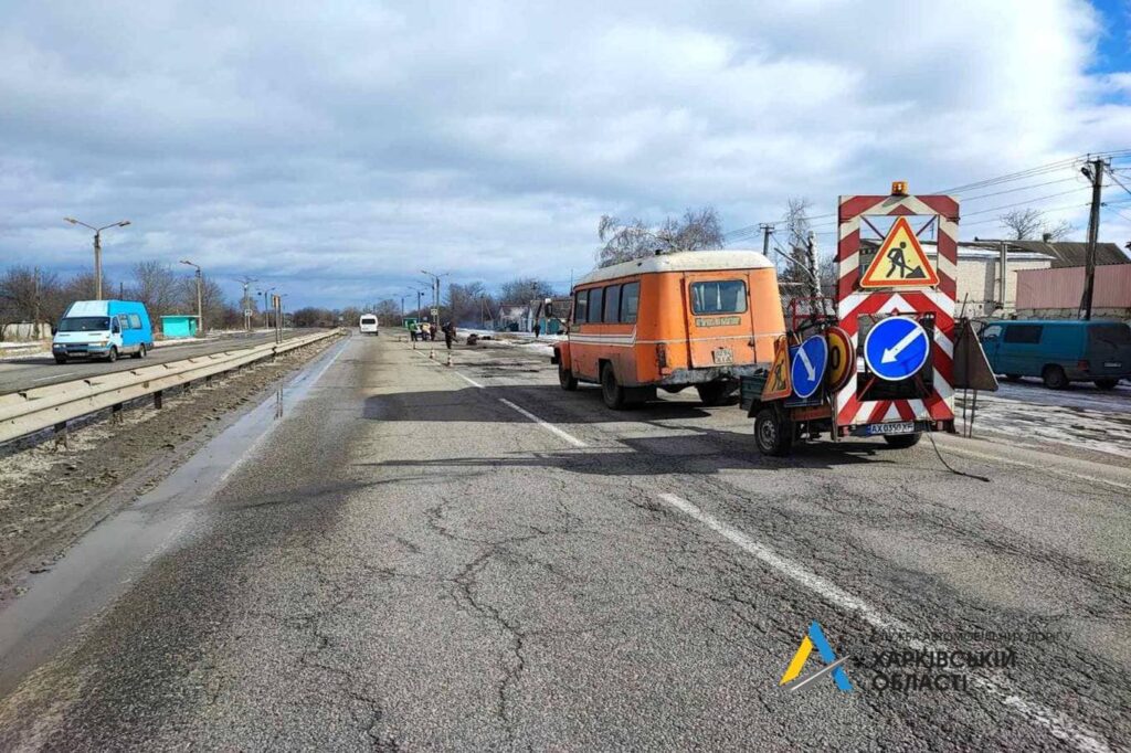 Весняний ремонт: на Харківщині латають чотири траси (фото)