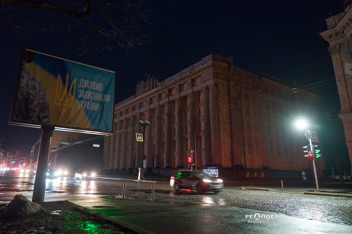 Центр Харькова осветили: уличные фонари включали впервые за год войны (видео)