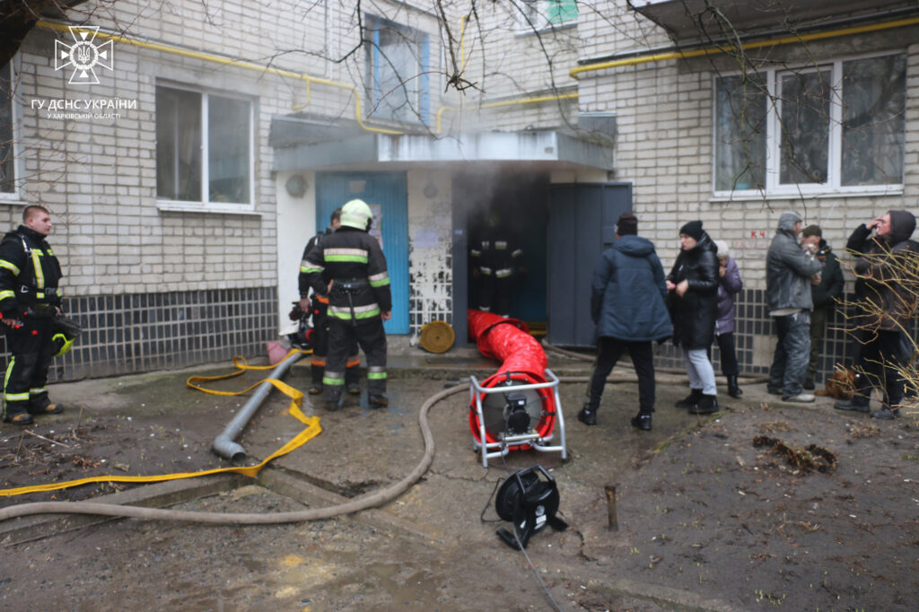 У Харкові горіла п’ятиповерхівка: 40 осіб евакуювали, одна загинула (фото)