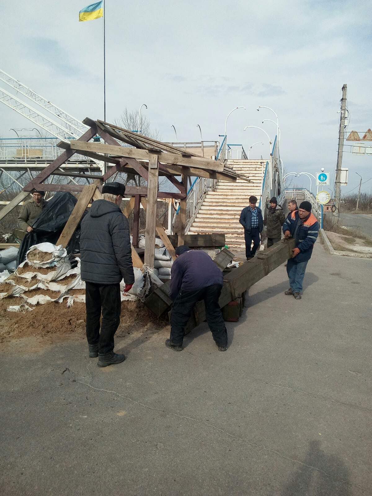 На Харьковщине разбирают российские блокпосты  у дорог