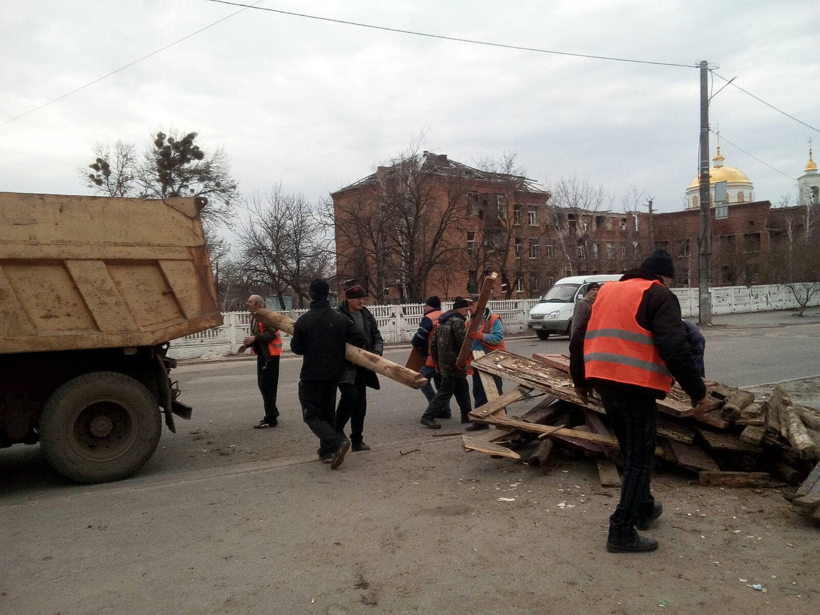 На Харьковщине разбирают российские блокпосты  у дорог 2
