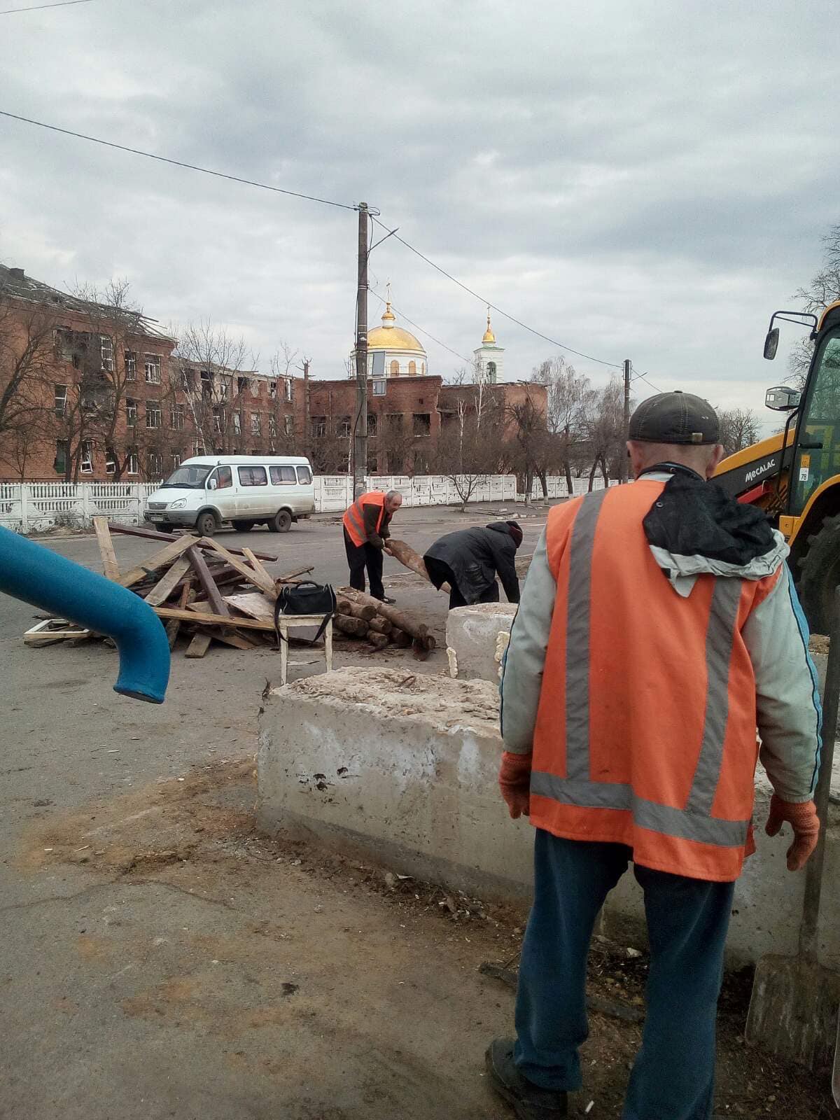 На Харківщині розбирають російські блокпости біля доріг