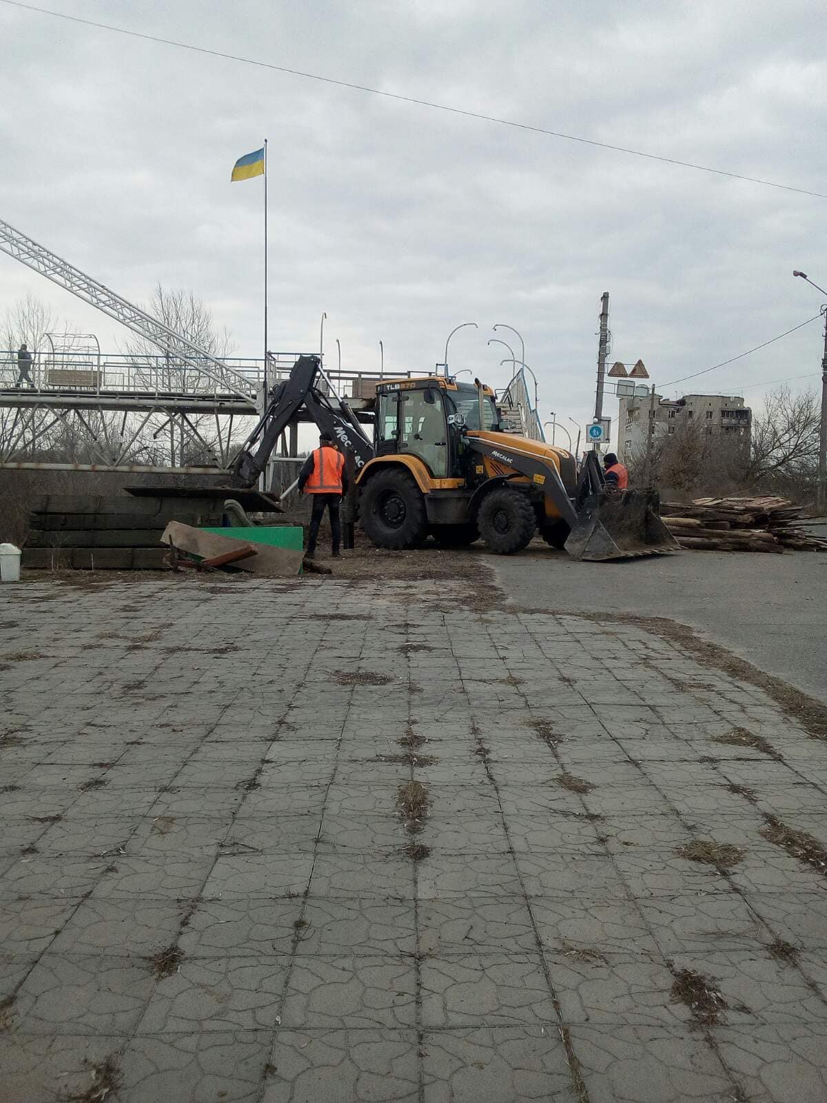 На Харківщині розбирають російські блокпости біля доріг