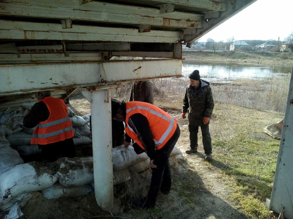 Дорога без залишків “русского мира”: на Харківщині розбирають блокпости РФ