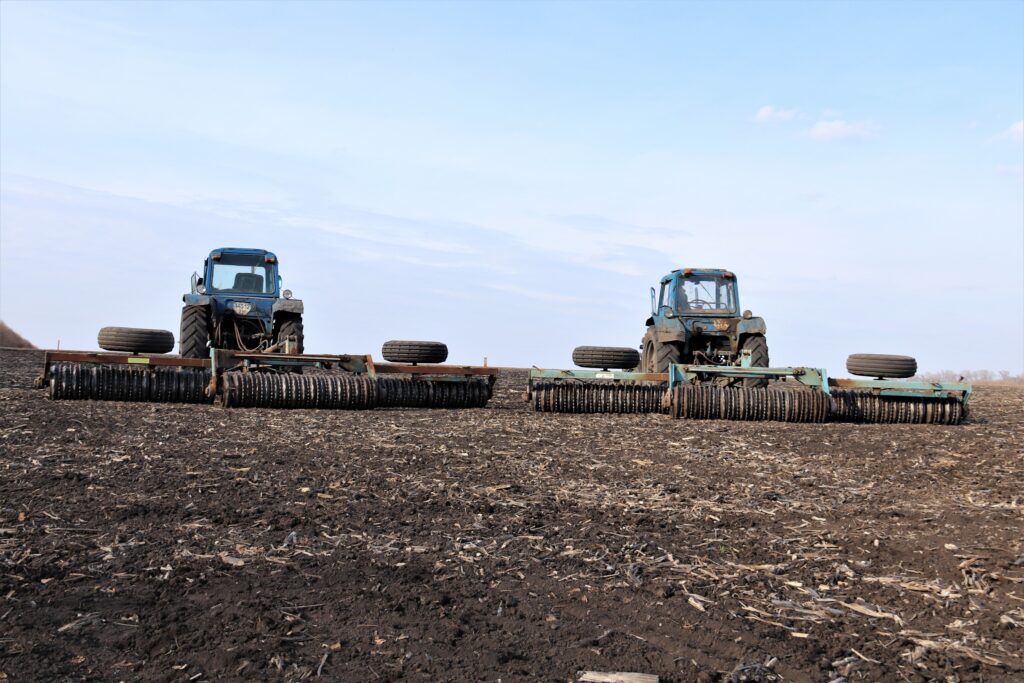 Весенне-полевые работы начались на Лозовщине: сколько чего посадили