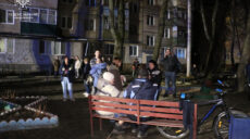 В Харькове людей снимали из горящего дома с помощью автолестницы (фото)