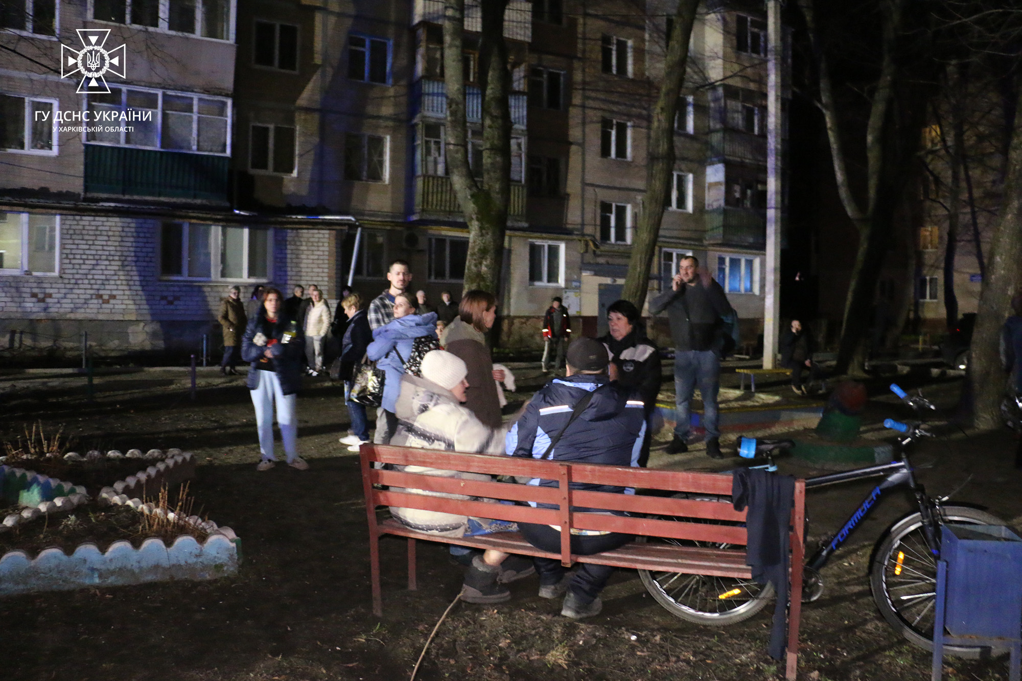 В Харькове людей снимали из горящего дома с помощью автолестницы (фото)