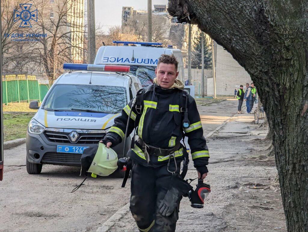 Бійці ДСНС врятували трьох людей із підвалу дому в місті на Харківщині (фото)