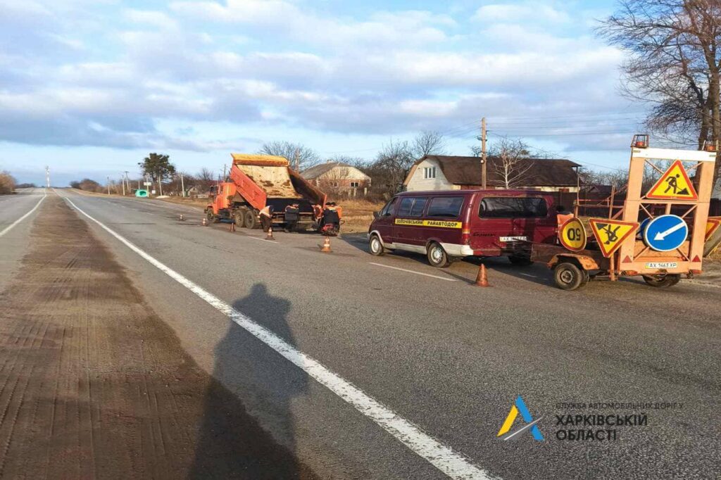 Ями, огорожі та знаки: дорожники Харківщини показали свої будні (фото)