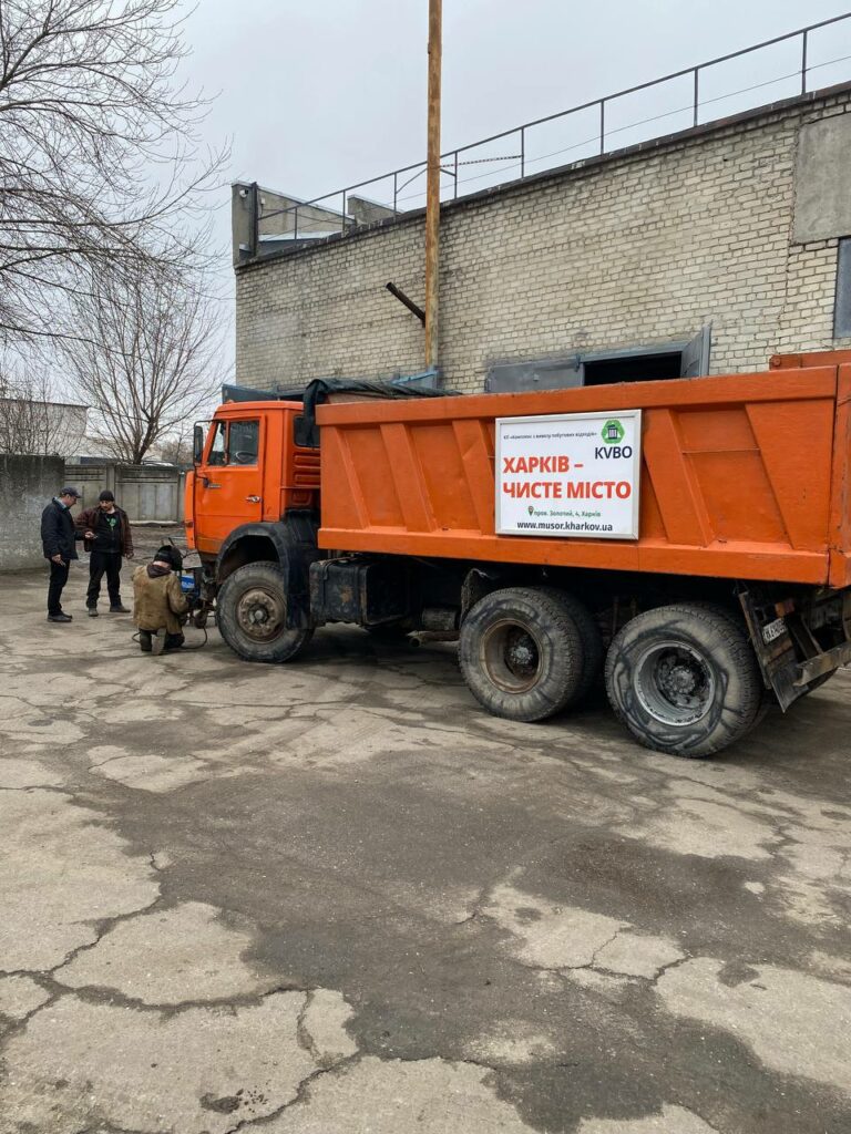 З настанням весни харків’яни позбавляються старих речей: КВПВ оновлять техніку