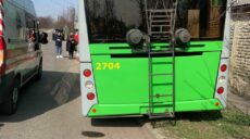 Водій помер за кермом: на ХТЗ тролейбус в’їхав у дерево