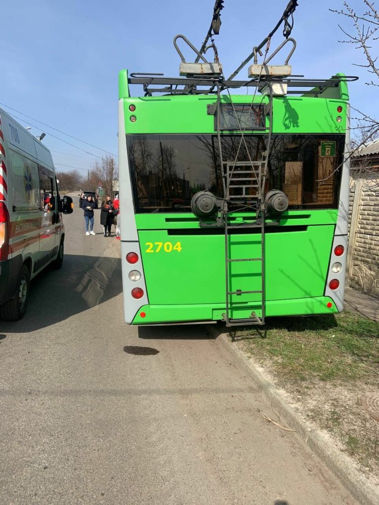 Водій помер за кермом: на ХТЗ тролейбус в’їхав у дерево