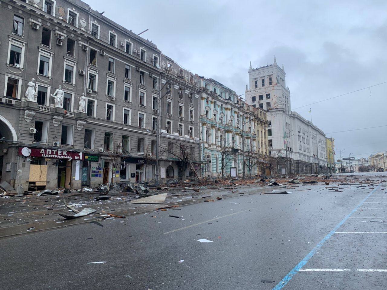 Последствия удара по Дворцу труда в Харькове 2 марта 2022