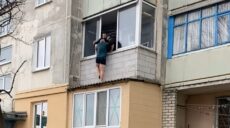 Вважав, що хочуть вбити: чоловік “сховався” на карнизі, його знімала поліція
