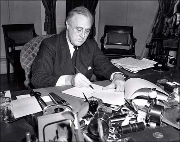 Франклин Рузвельт подписывает закон о ленд-лизе 11 марта 1941
