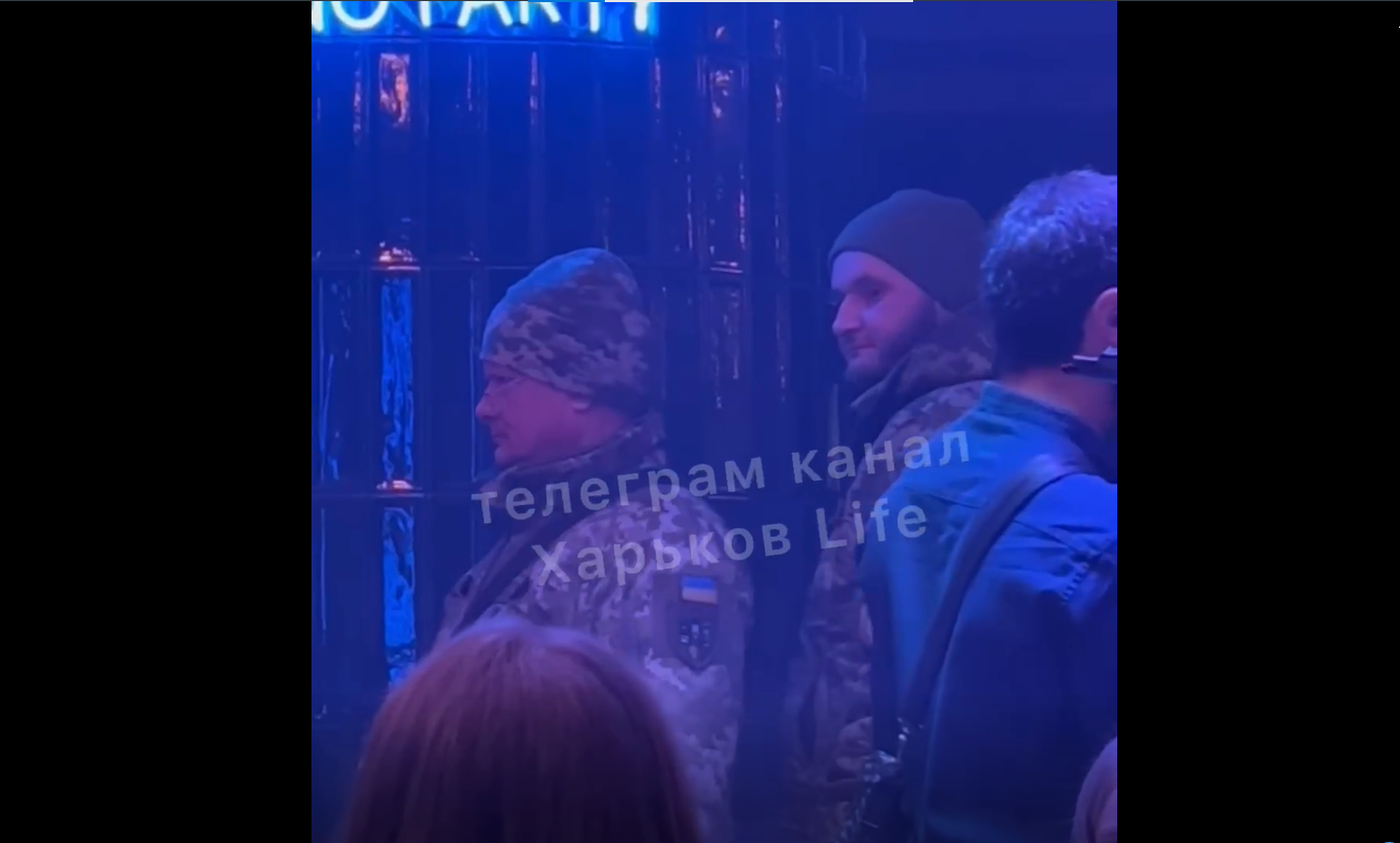 У Харкові у клуб навідалися військкоми і вручають повістки – соцмережі (відео)