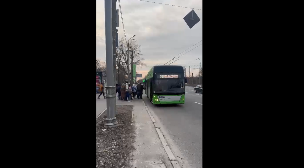 В Харькове троллейбусы выезжают на маршруты впервые с 9 марта (видео)