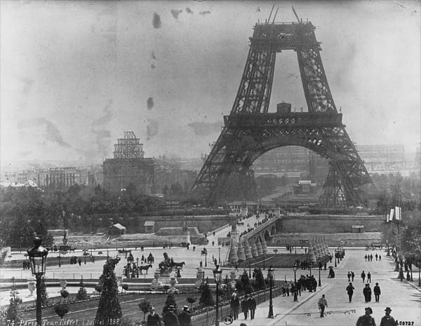 Строительство Эйфелевой башни в Париже