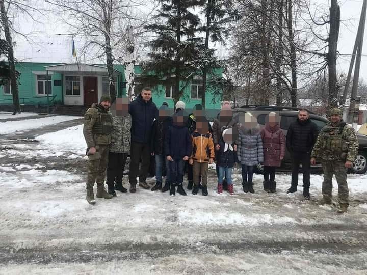 Поліція евакуювала вихованців дитбудинку з-під обстрілів з села на Харківщині