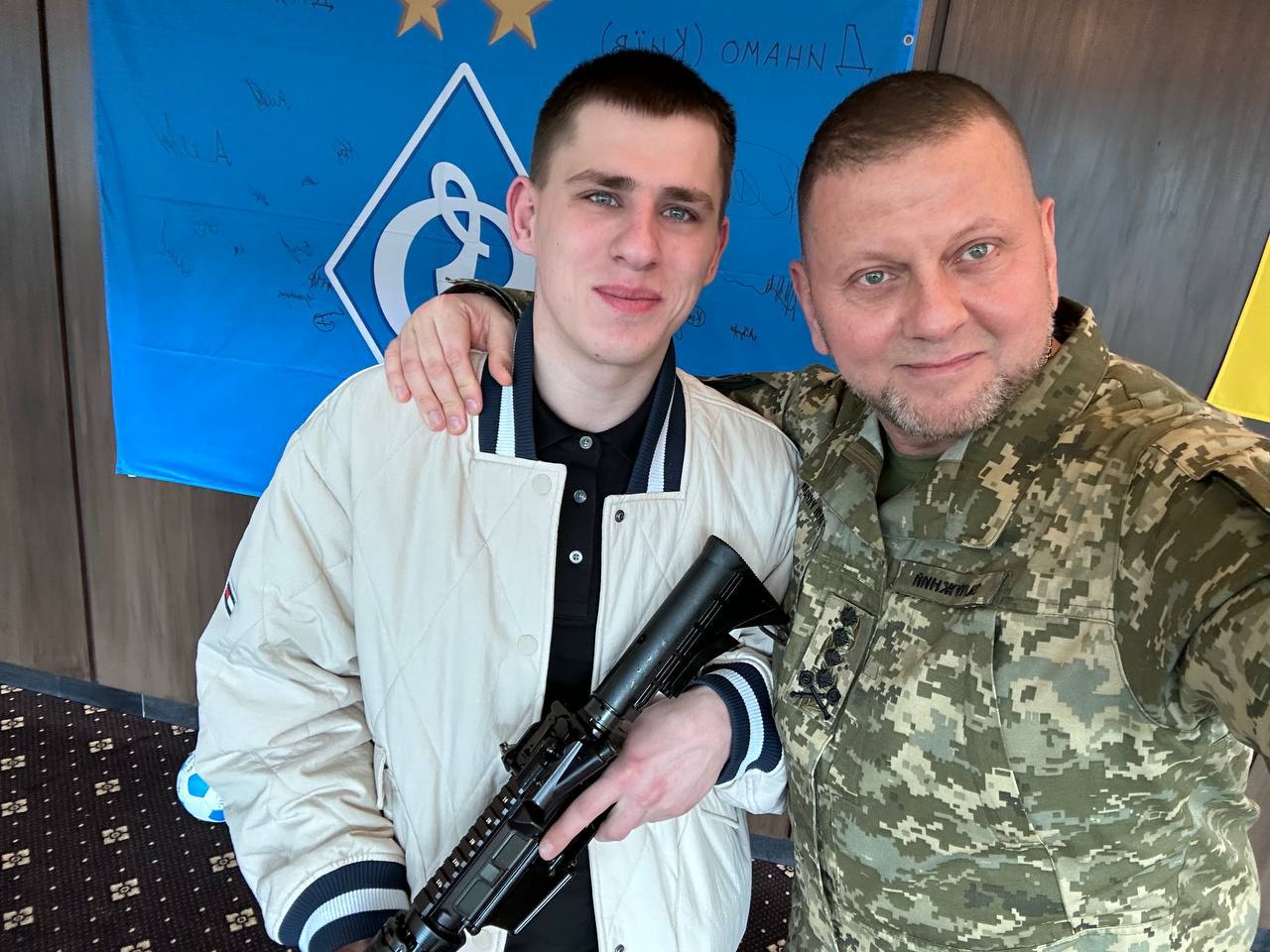 «Отразил атаку врага» — Залужный лично наградил солдата харьковской 92-й ОМБр