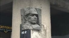 В Харькове ночью закрасили барельеф с советским маршалом (видео)