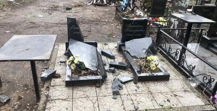 Смертельно опасно: в мэрии Харькова рассказали, на какие кладбища «прилетало»