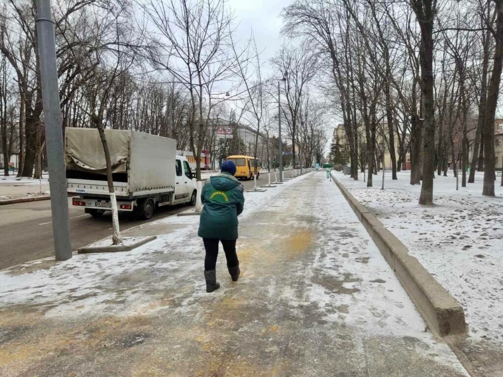 Харківські комунальники показали, як борються з ожеледицею у дворах (фото)