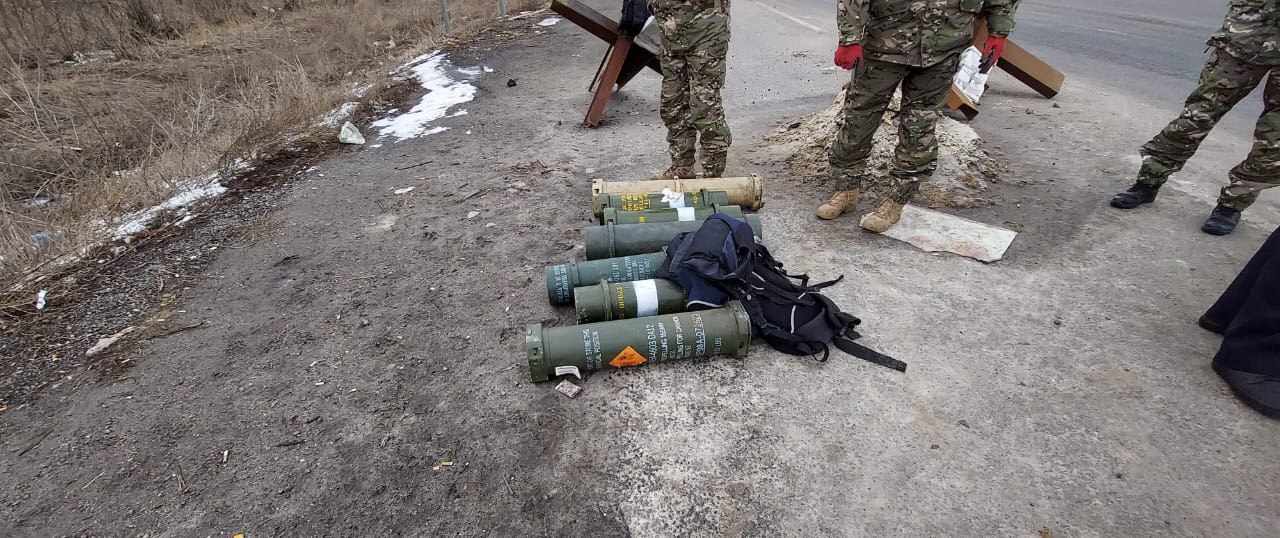 Водителя с двумя гранатометами остановили на блокпосту на Харьковщине (фото)