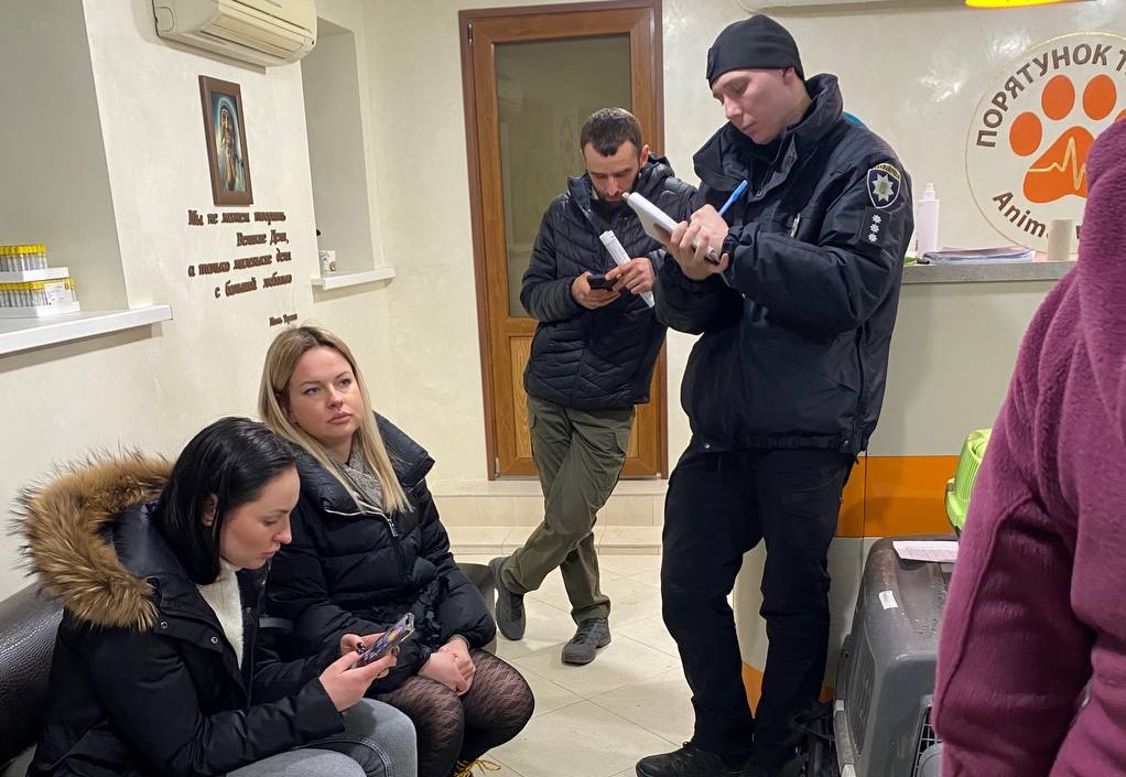Волонтери заявили про “замовний обшук” в їхній ветклініці в центрі Харкова