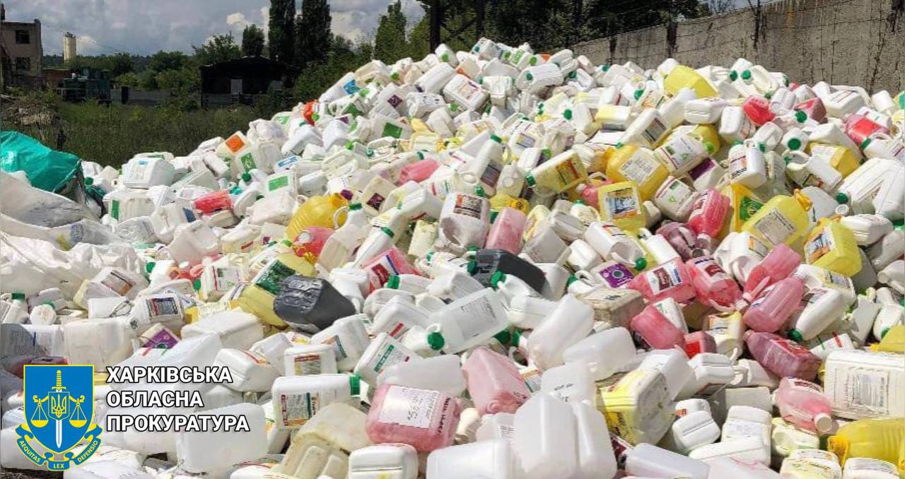 Гора пластиковых бутылок на территории  предприятия в Харькове