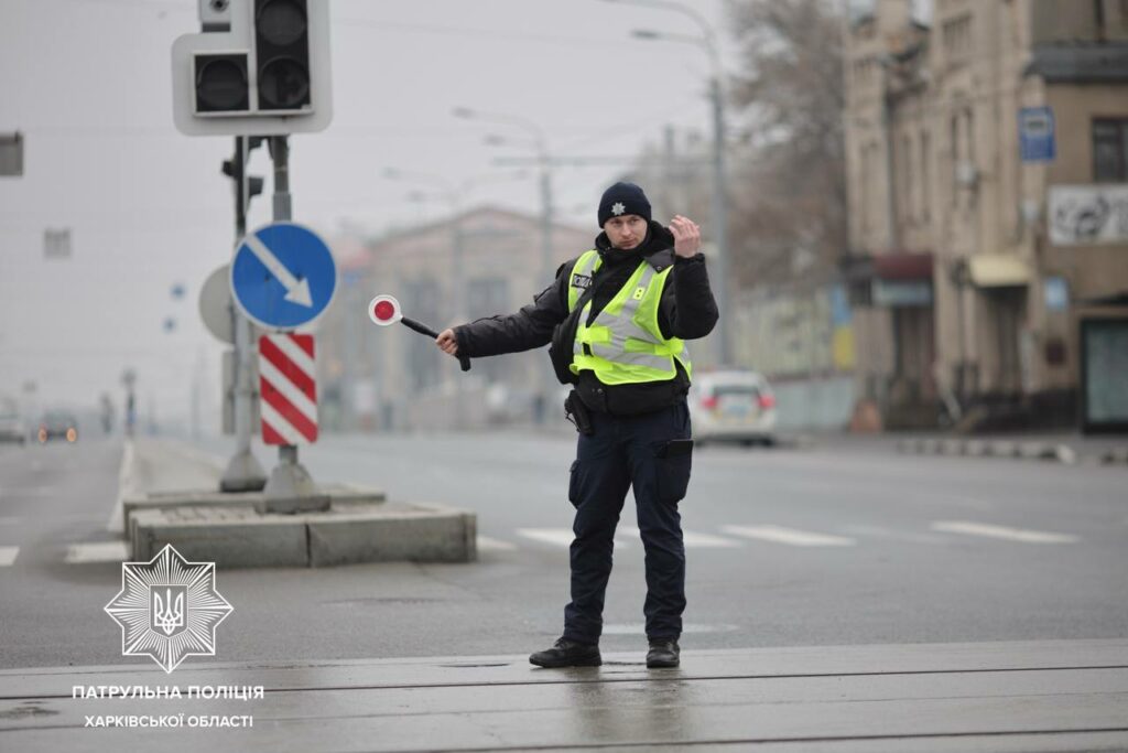 В Харькове на наиболее сложные перекрестки вышли регулировщики