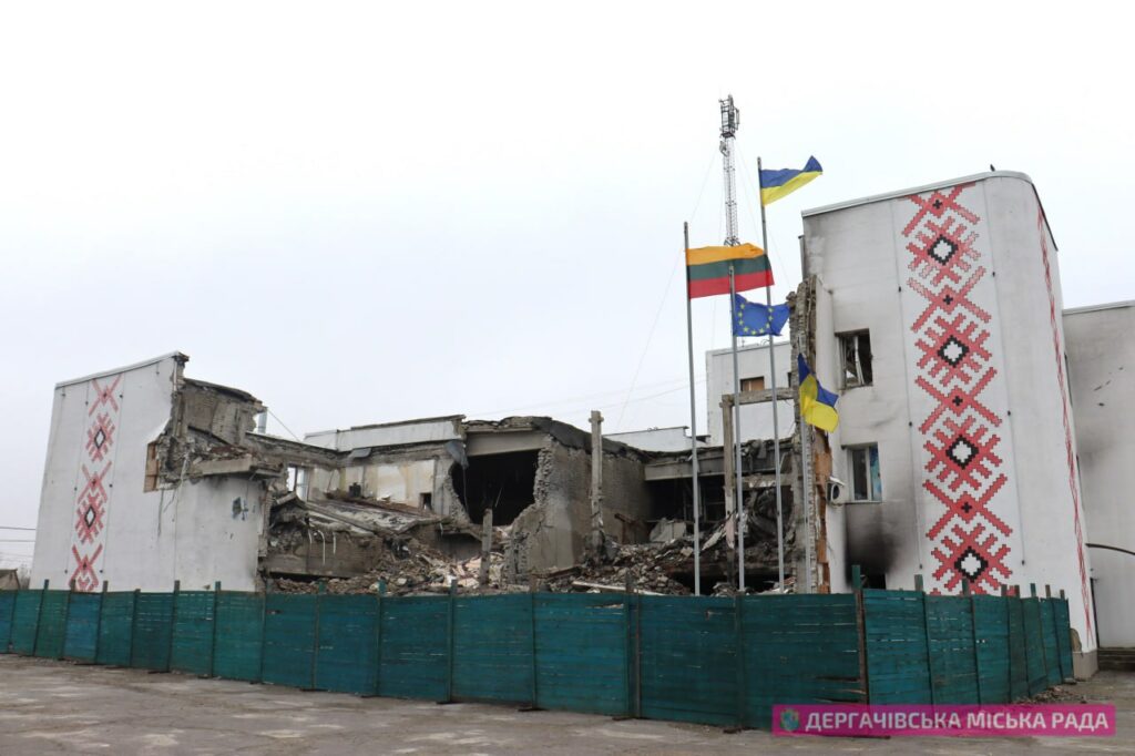 Над разбитым россиянами зданием под Харьковом подняли литовский флаг