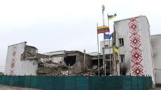 Над разбитым россиянами зданием под Харьковом подняли литовский флаг