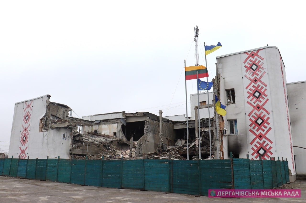 Над розбитою росіянами будівлею під Харковом підняли литовський прапор
