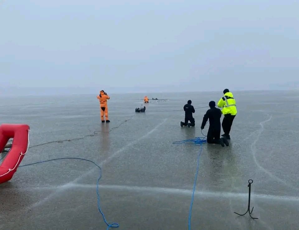 +10: на Харьковщине двое мужчин вышли на лед порыбачить, один погиб (фото)