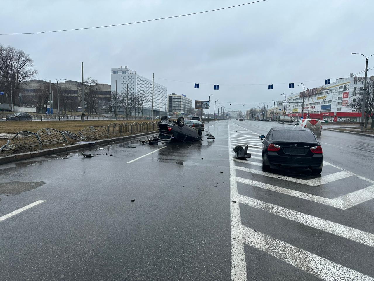 ДТП в Харькове: авто перевернулось на крышу 2