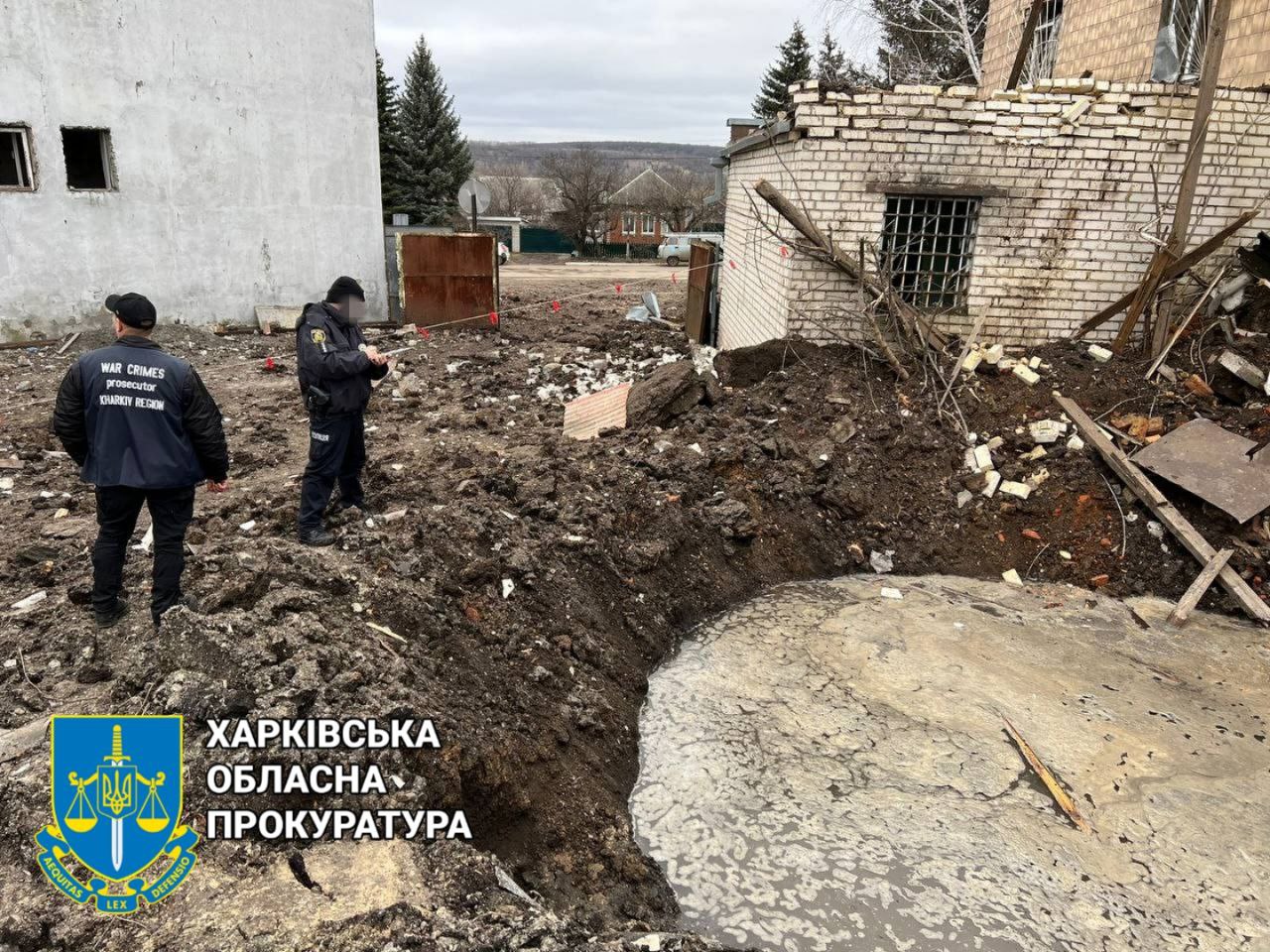 Удар С-300 по Куп’янщині: прокуратура показала вирву і розбиті будинки (фото)