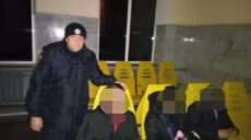 На вокзале в городе на Харьковщине полиция искала пьяных подростков (фото)