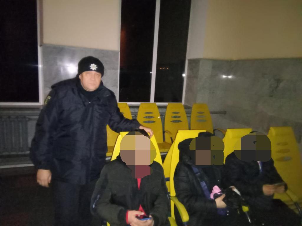 На вокзале в городе на Харьковщине полиция искала пьяных подростков (фото)