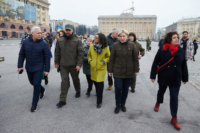 До Харкова приїхали посли Великобританії, Канади та Швеції (фото)