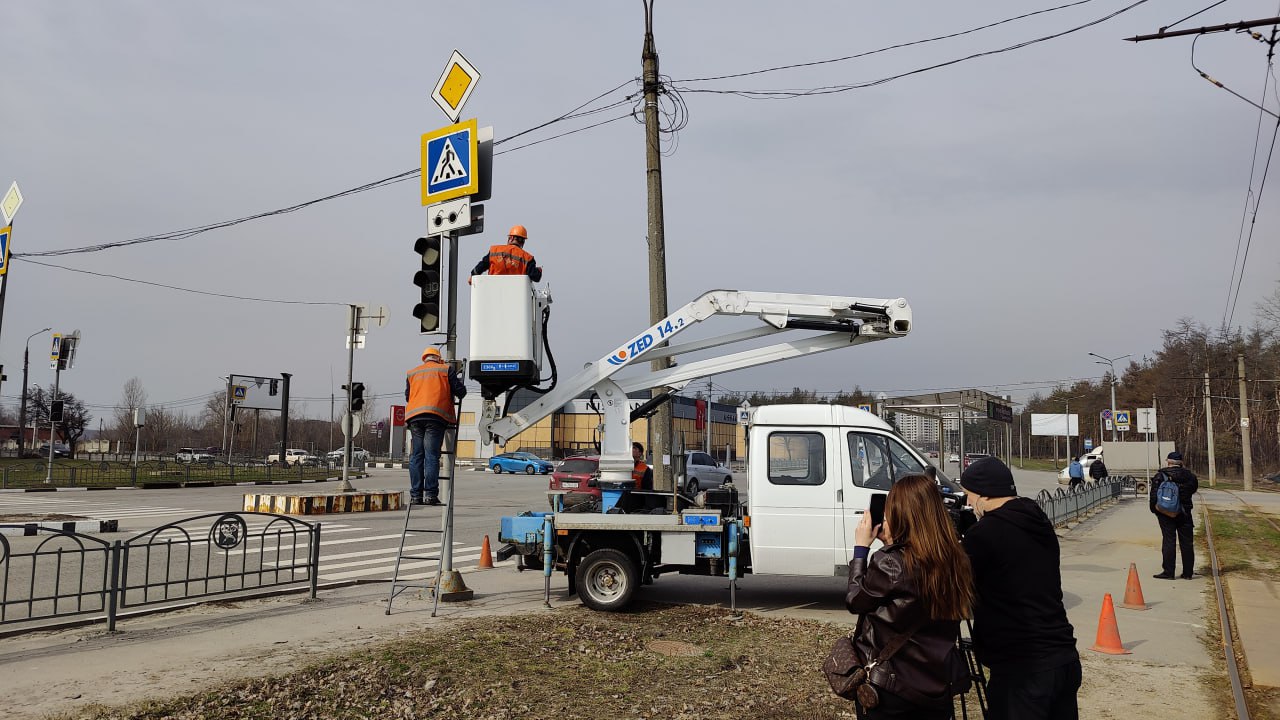В Харькове ремонтируют разбитые обстрелами светофоры (фото)