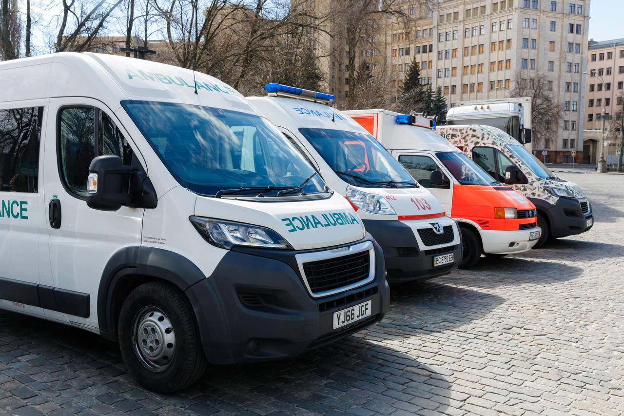Защитникам Харьковщины передали 4 авто для эвакуации раненых и технику