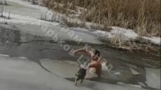 Под Харьковом мужчина прыгнул в ледяную воду и спас собаку (видео)