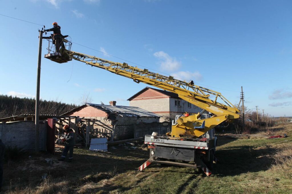 Рік без світла. На Харківщині у селі Оскіл відновили електропостачання