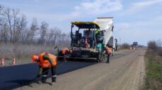 На Ізюмщині ремонтують постраждалу від обстрілів дорогу: де йдуть роботи