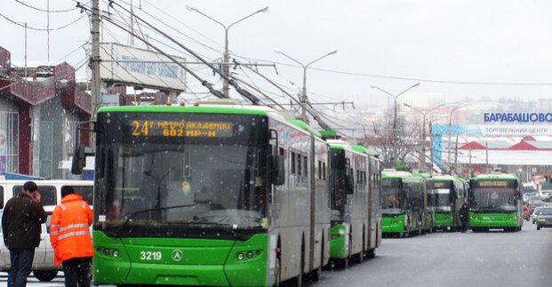 Провал проїжджої частини: біля метро “Ак. Барабашова” не ходитимуть тролейбуси