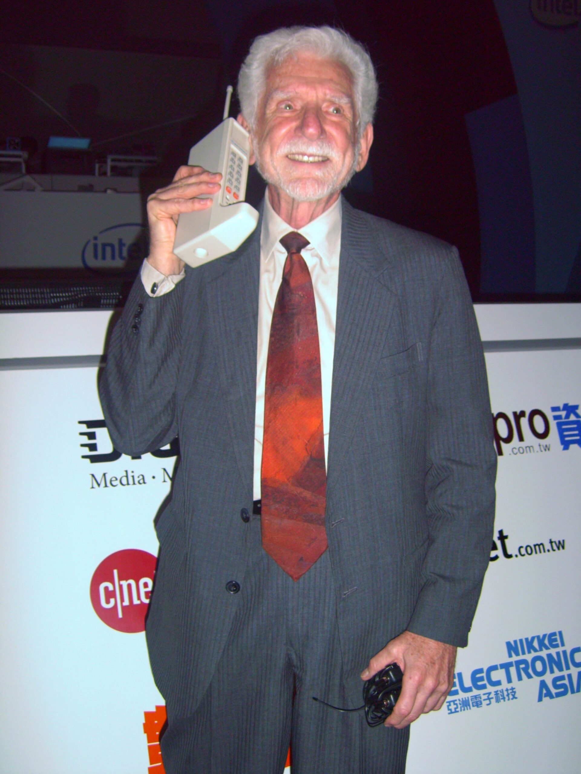 Перший дзвінок по мобільному телефону здійснює Мартін Купер.