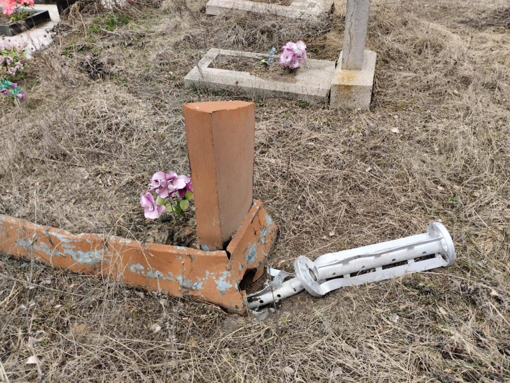 Усі можливі види мін та снарядів: опубліковано фото цвинтарів на Харківщині