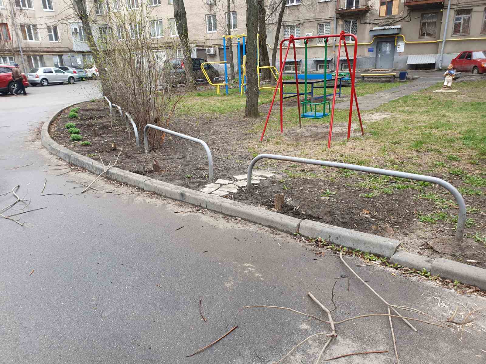 В Харькове вырубили катальпы в центре